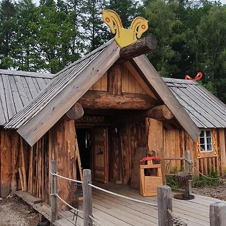 Bed and Breakfast Vittfarnas Hird Vikingaby à Sosdala Extérieur photo